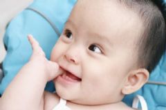 嬰兒吃手的原因有哪些？防止嬰兒吃手的方法有哪些？[圖]