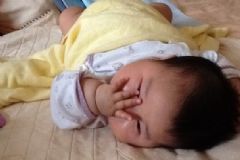 寶寶喜歡揉眼睛是怎么回事？寶寶揉眼睛有哪些危害？[圖]