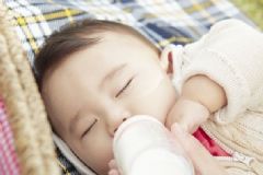 寶寶吐奶厲害是什么原因造成的？如何預(yù)防寶寶吐奶厲害？[圖]