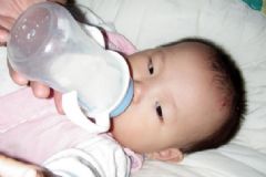 寶寶喝奶粉上火有哪些癥狀？有什么妙招讓寶寶喝奶粉不上火？[圖]