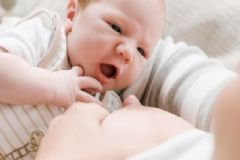寶寶不愿意被喂奶怎么辦？媽媽該如何引導(dǎo)寶寶吃母乳？[圖]