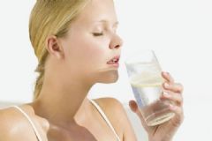 夏天喝冷水好還是和熱水好？夏天怎么喝水更健康？[多圖]