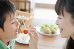 哪些零食容易傷害孩子呢？該怎樣培養(yǎng)寶寶良好的膳食習(xí)慣？[圖]
