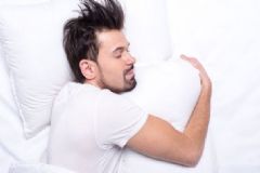 男人養(yǎng)生有哪些法寶？男性養(yǎng)生該怎樣調(diào)整睡覺姿勢？[圖]