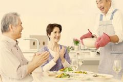 哪些疾病會讓老人飯量變??？怎樣能改善老年人食欲？[圖]