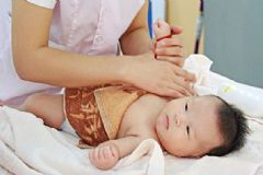 1月齡小嬰兒的全身按摩，給小嬰兒按摩有什么好處？[多圖]