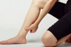 小腿抽筋了怎么辦？什么方法可以緩解小腿抽筋？[圖]