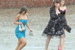 夏季狂風(fēng)暴雨突襲：夏季淋雨后頭疼應(yīng)該怎么辦？[多圖]