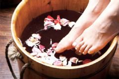泡腳時有哪些需要注意的事項(xiàng)？哪些人不能通過泡腳養(yǎng)生？[圖]