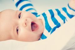 寶寶眼睛癢有眼屎是咋回事？寶寶眼睛癢有眼屎是什么原因？[圖]