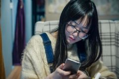 一天玩手機多久合適？哪些習(xí)慣對眼睛有害？[圖]