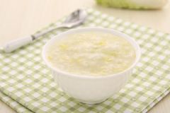 蛋黃粥怎么做給寶寶吃？寶寶輔食蛋黃粥這么做？[圖]