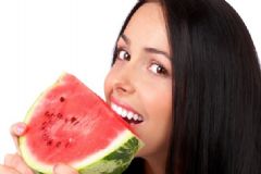 夏天月經(jīng)期間可以吃西瓜嗎？夏天來(lái)月經(jīng)可以吃西瓜嗎？[圖]
