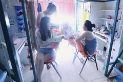 學(xué)校沒(méi)裝空調(diào)，女生在宿舍被熱暈，夏天太熱怎么辦？[多圖]