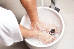 用鹽水泡腳能治腳氣嗎？泡腳加鹽的好處有哪些？[圖]