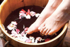 泡腳水里加什么對(duì)腳好？什么時(shí)候泡腳是最佳時(shí)間？[圖]