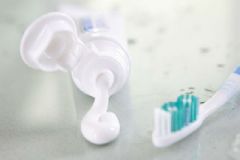 用牙膏去黑頭有什么副作用？用牙膏去黑頭會刺激皮膚嗎？[圖]