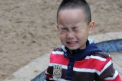 眼睛進(jìn)沙子了怎么辦？眼睛進(jìn)沙子怎么恢復(fù)？[圖]