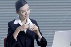 如何坐才算是正確的坐姿？怎樣坐會讓自己的脊柱舒服？[圖]