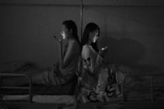 女生經(jīng)常熬夜聊天致暴盲，熬夜聊微信會讓視力快速下降？[多圖]
