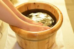 導(dǎo)致腳腫的原因有哪些？腳腫的常見治療方法有哪些？[圖]