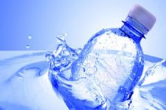 人造礦泉水與天然礦泉水的區(qū)別是什么？哪個水喝了對人體健康有利？[圖]