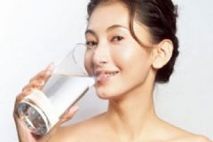 晨起第一杯水應(yīng)該怎么喝？晨起喝水有哪些注意事項(xiàng)？[圖]