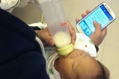哺乳期喂奶玩手機(jī)好嗎？喂奶玩手機(jī)對(duì)寶寶有影響嗎？[圖]