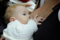 寶寶母乳總嗆奶怎么辦？寶寶母乳容易被嗆著怎么回事？[圖]