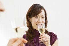 打玻尿酸后多久能喝酒？注射玻尿酸幾天能喝酒？[圖]