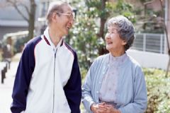 散步能降血壓?jiǎn)幔可⒉娇梢越祲簡(jiǎn)?？[圖]