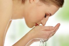 冬天用冷水洗臉好嗎？冬天用冷水還是熱水洗臉好？[圖]