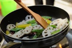 炒菜被油燙傷怎么處理？炒菜油燙傷后怎么處理？[圖]