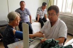 老人高血壓適合吃什么？老年人高血壓的飲食原則是什么？[圖]