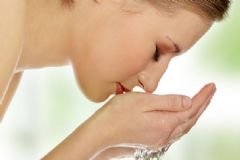卸妝水和洗面奶有什么區(qū)別？卸妝水的正確使用方法是什么？[圖]