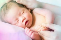 新生兒吐奶是什么原因？新生兒吐奶怎么緩解？[圖]