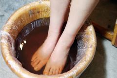 泡腳對(duì)身體有哪些好處？泡腳會(huì)有什么功效作用？[圖]