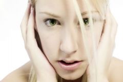 耳朵變紅發(fā)熱是怎么回事？耳朵發(fā)燒的原因有哪些？[圖]