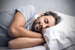 男人晚上睡覺出虛汗是怎么回事？男人晚上睡覺出汗什么原因？[圖]