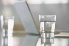 喉嚨痛喝鹽水有用嗎？嗓子疼喝鹽水有用嗎？[圖]