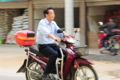 男子騎車脖子突然出血，皮膚被割破出血該怎么辦？[多圖]