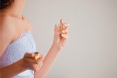 怎么噴香水才是正確的？擦香水的正確方法[多圖]