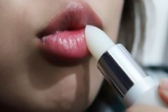 涂潤唇膏有什么好處？涂潤唇膏需要卸妝嗎？[多圖]