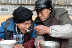 沒牙齒的老人吃什么？老人牙齒掉光了怎么辦？[圖]