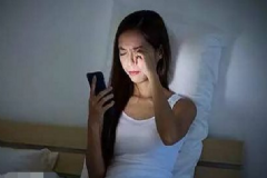 睡前玩手機會導(dǎo)致不孕嗎？哪些壞習(xí)慣破壞身體健康？[圖]