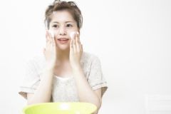 皮膚為什么會(huì)出油？怎樣控制皮膚出油？[多圖]
