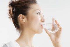 怎樣喝水才能補水保濕？喝水越多補水越好嗎？[多圖]