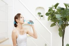 產(chǎn)婦多喝水奶水會(huì)增多嗎？產(chǎn)婦多喝水奶水會(huì)變稀嗎？[圖]
