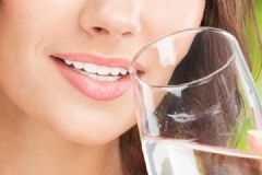 睡前喝水好嗎？睡前喝水到底好不好？[多圖]
