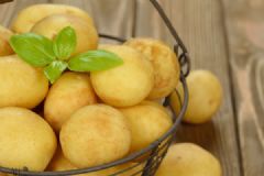 土豆去黑眼圈有效嗎？怎么用土豆去黑眼圈？[多圖]